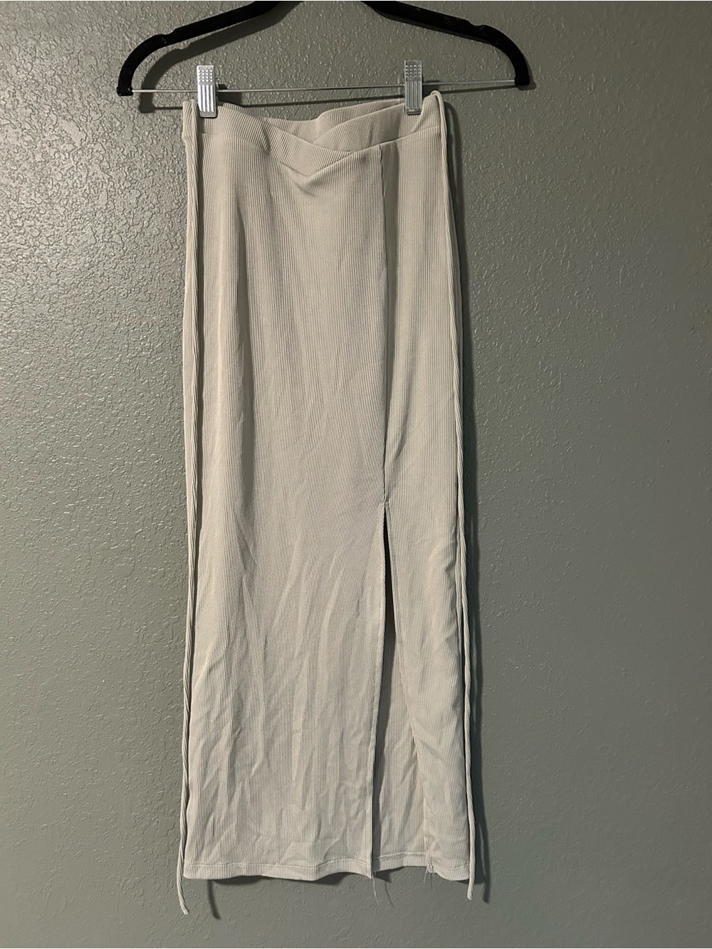 Princess Polly midi skirt with side slits in a US 4 #midi #slit
